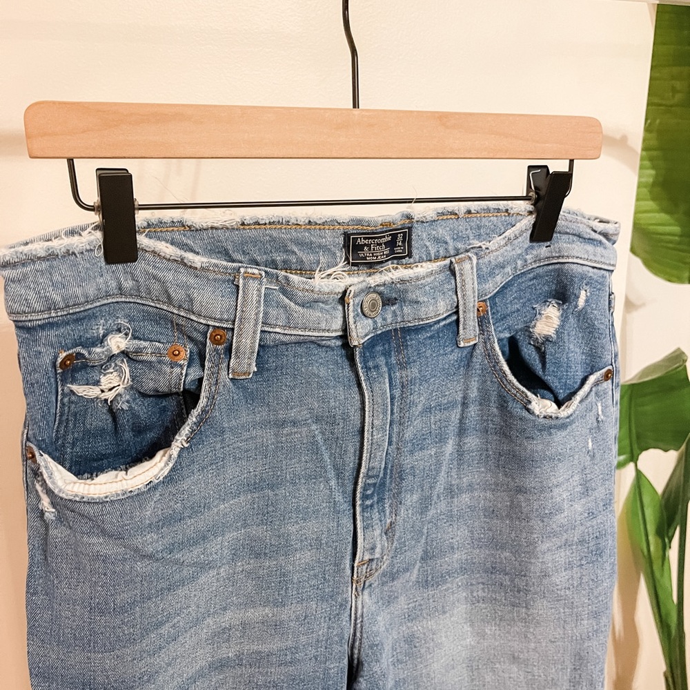 Abercrombie & Fitch Ultra High Rise Mom Jean - 32/14L